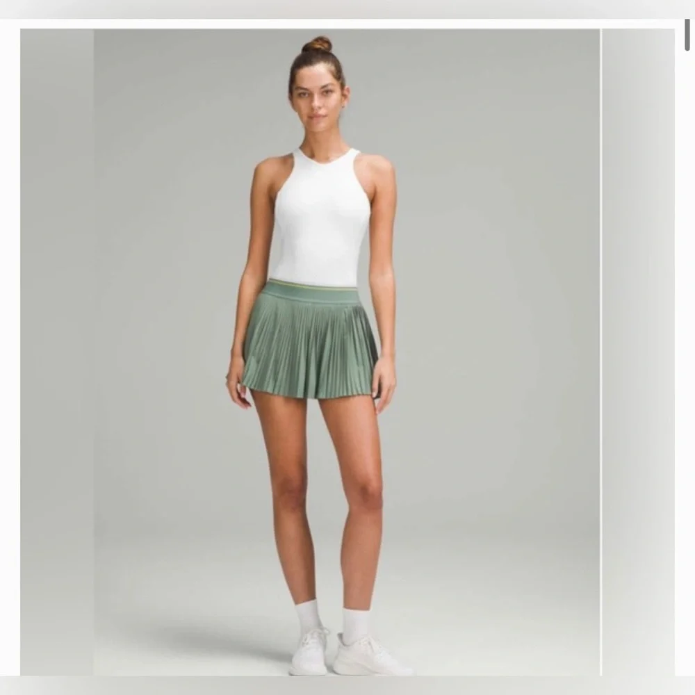 New Lululemon waist length V-neck tennis tank - Picture 4 of 13